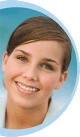 Một người phụ nữ tươi cười đeo Niềng răng Hệ thống In-Ovation®